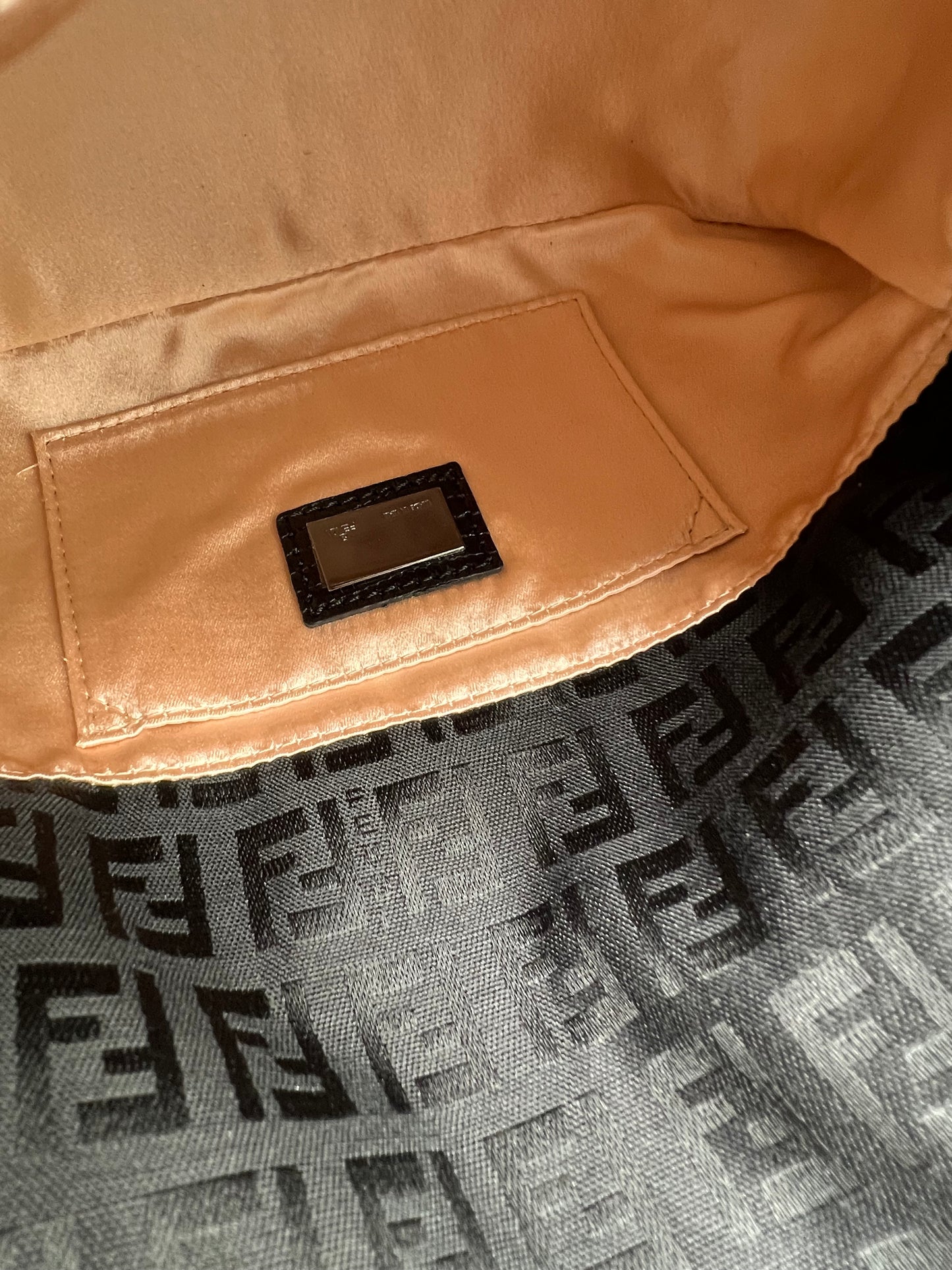 Fendi borsa mamma baguette nera con perline